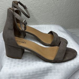🌸 3/$25 Women’s Block Heeled Sandal Size 9